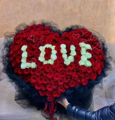 mẫu hoa đẹp cho Valentine - Hoa trái tim chữ LOVE
