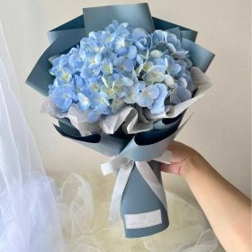 Bó cẩm tú cầu xanh, lan xanh và lá bạc
