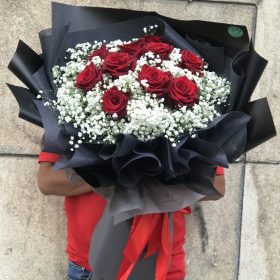 Bó hoa hồng Ecuador mix baby trắng, buộc lụa đỏ